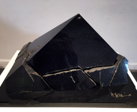 《破碎的金字塔》 &nbsp;35×45×60cm &nbsp;黑花岗石 &nbsp;1980
