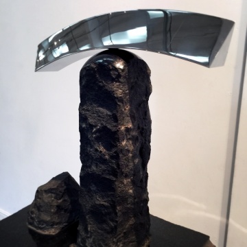 《空中的刀》  70×35×30cm  黑花岗石  不锈钢  1981
