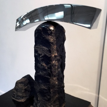 《空中的刀》 &nbsp;70×35×30cm &nbsp;黑花岗石 &nbsp;不锈钢 &nbsp;1981

