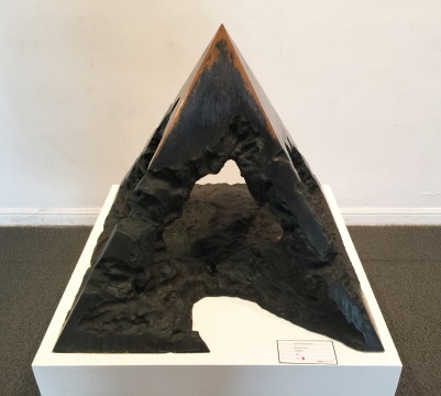 《空相-形骸化的金字塔》 &nbsp;56×54×54cm &nbsp;青铜 &nbsp; 1976 &nbsp;
