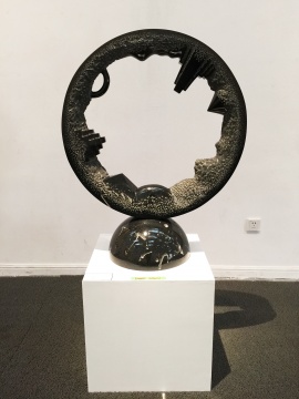 《风景的台座》 &nbsp;90×72×72cm &nbsp;黑花岗石 &nbsp;1992
