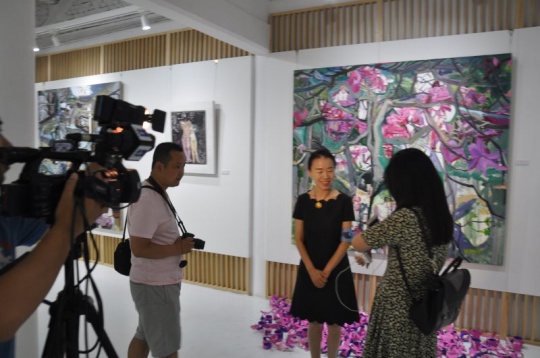 艺术家闫平现场接受媒体采访
