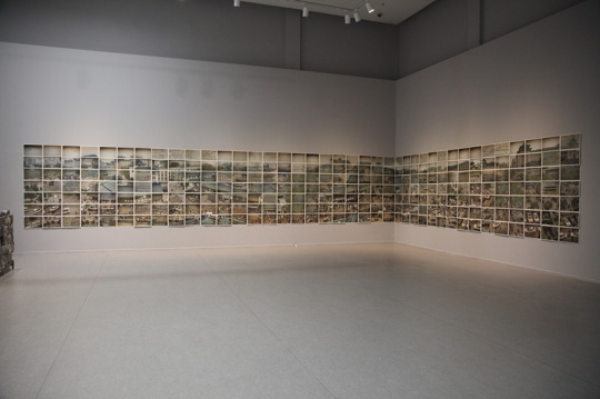 罗永进展览“西安肖像1:垣”墙壁上所展示的是摄影作品“鼓楼”
罗永进展览“西安肖像1:垣”墙壁上所展示的是摄影作品“鼓楼”