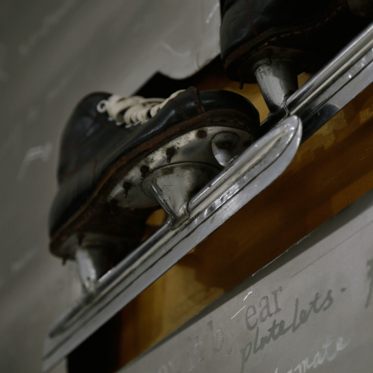 《调频》细节图 在钢板中间镶嵌的是一双锋利的冰刀鞋
