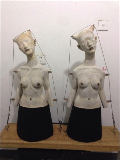 杜春风 《+-极》 2015 香樟木&柞木&金属材料 100×87×37cm
杜春风 《+-极》 2015 香樟木&柞木&金属材料 100×87×37cm