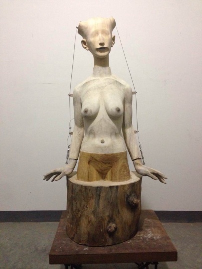 杜春风 《禁锢的壳》 2015 香樟木&金属材料 120×70×36cm
杜春风 《禁锢的壳》 2015 香樟木&金属材料 120×70×36cm