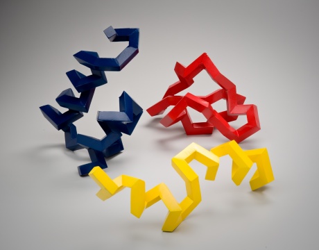 朱利安·沃斯-安德里亚（Julian Voss-Andreae）用雕塑作品将蛋白质分子可视化，这些雕塑线条硬朗且色彩单一鲜明，外观酷似“纪念碑大师”托尼·史密斯（Tony Smith）的作品。