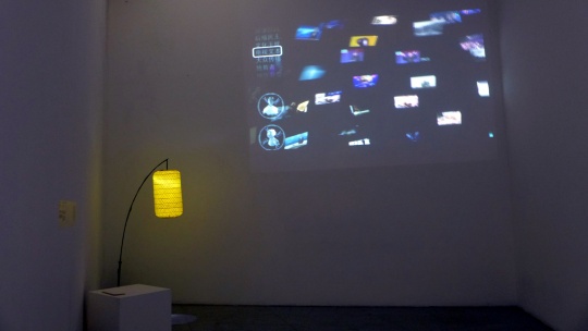 “项目空间”过往项目“边缘体”展览现场，Hannah O'flynn 《翻译的迷失》与钱泓霖《尺度》​。