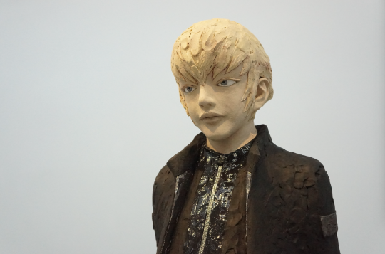 整个展览作品中的人物几乎都有着相似的、无表情的表情。
整个展览作品中的人物几乎都有着相似的、无表情的表情。