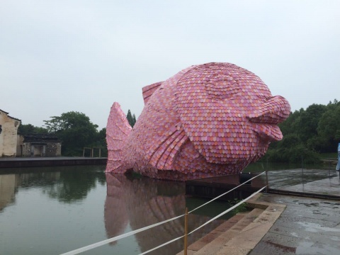 弗洛伦泰因·霍夫曼(Florentijn Hofman)的《浮鱼》(The Floating Fish) 被主办方收藏,展览结束后将迁至高端乡村旅游度假区乌村展出 弗洛伦泰因·霍夫曼(Florentijn Hofman)的《浮鱼》(The Floating Fish) 被主办方收藏,展览结束后将迁至高端乡村旅游度假区乌村展出