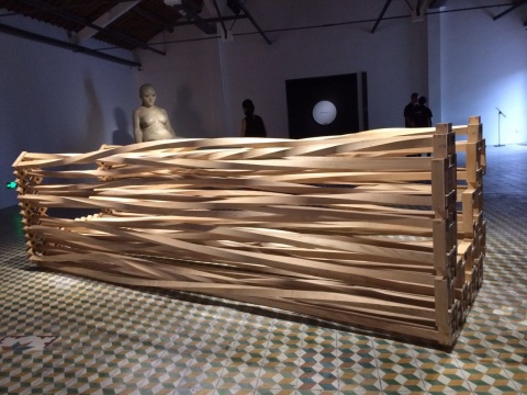 理查德·迪肯(Richard Deacon)的《我记得(二)》(I Remember II)被乌镇收藏 理查德·迪肯(Richard Deacon)的《我记得(二)》(I Remember II)被乌镇收藏