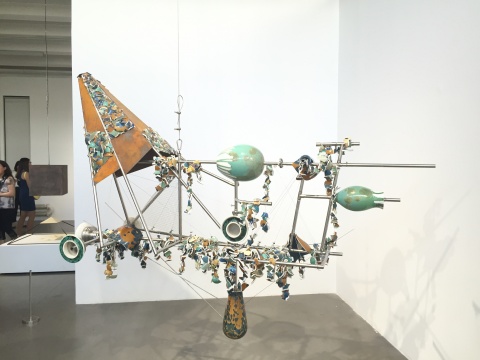 鸿韦 《失衡的时间》275×85×200cm 陶瓷、不锈钢、铁皮 2015
鸿韦 《失衡的时间》275×85×200cm 陶瓷、不锈钢、铁皮 2015