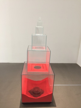 汤杰《红尘》,红色的沙随着底层电子元件产生的风能被吹向上,像一个运动方向相反的沙漏
汤杰《红尘》,红色的沙随着底层电子元件产生的风能被吹向上,像一个运动方向相反的沙漏