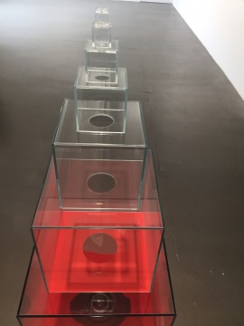 作品细节,每个正方体玻璃间都有圆孔打通,但能到达上层的沙子数量递减
作品细节,每个正方体玻璃间都有圆孔打通,但能到达上层的沙子数量递减