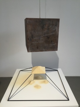汤杰 《塔尖的尘埃》 170×90×90cm 沙子、铁、电子原件 2015 
