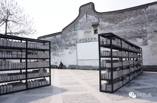 刘建华的作品《标准》无偿捐给主办方
刘建华的作品《标准》无偿捐给主办方