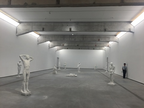 展览现场，数十件雕塑撑起了偌大的展厅
