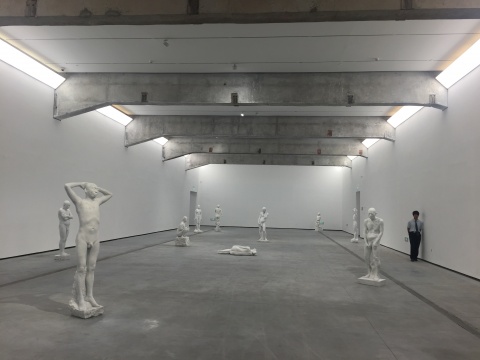 展览现场,数十件雕塑撑起了偌大的展厅
展览现场,数十件雕塑撑起了偌大的展厅