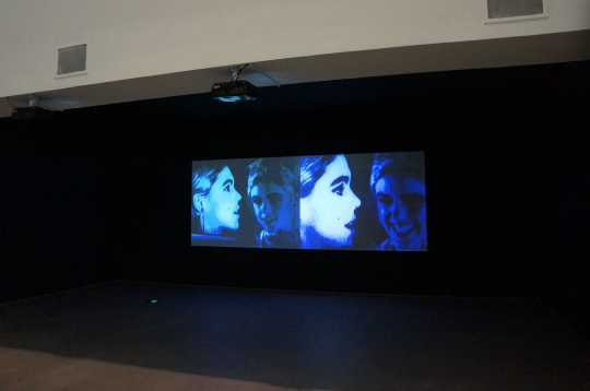 安迪·沃霍尔 《内与外》 16mm 影片转换为电子文档，黑白，有声，双屏幕 33 分00 秒 1965 版权归匹兹堡安迪· 沃霍尔美术馆所有 由安迪·沃霍尔视觉艺术基金会贡献
