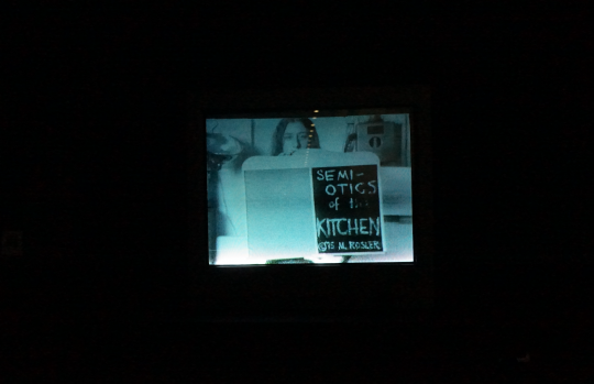 玛莎 · 罗斯勒 《厨房符号学》 影像，黑白，有声 06 分09 秒 1975 版权归芝加哥影像数据库所有
