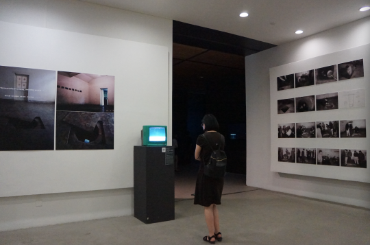 王功新 《布鲁克林的天空——在北京挖个洞》 录像装置作品：30 平米空间、电视机、声音，文献图片（黑白，25cm×20cm） 1995 由艺术家提供
