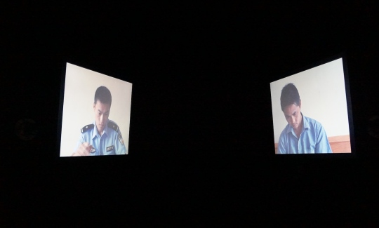 张培力 《问与答与问》 双屏录像，有声，彩色 21 分33 秒 2012 由博而励画廊提供
