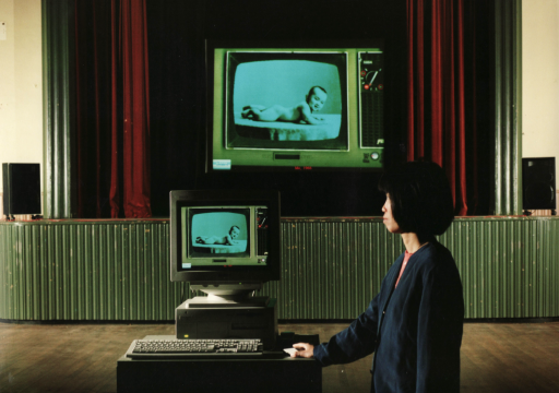 冯梦波 《私人照相簿》 互动装置 1996 由艺术家提供 冯梦波 《私人照相簿》 互动装置 1996 由艺术家提供