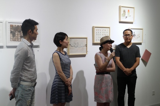艺术家和嘉宾在开幕式现场
艺术家和嘉宾在开幕式现场