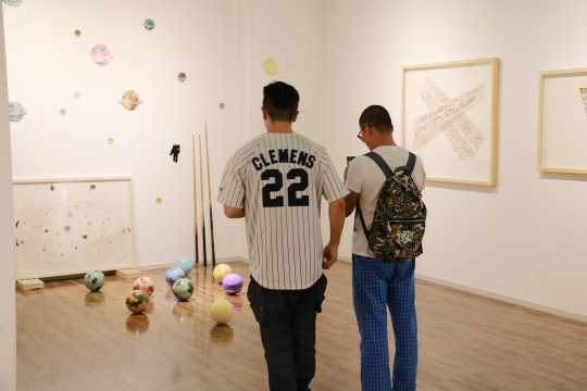 观众在装置作品《权力游戏》前驻足
观众在装置作品《权力游戏》前驻足