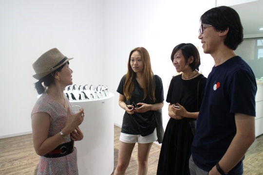艺术家和观众在交流
艺术家和观众在交流