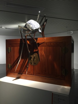 冯澍 《后昆虫时代--吮》 100×88×90cm  瓷、不锈钢、木 2015
