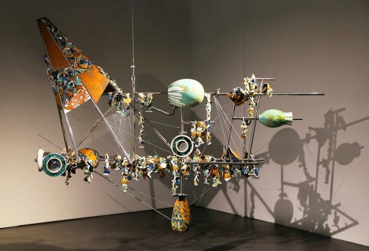 鸿韦 《失衡的时间》 275×85×200cm 瓷土,铁皮,不锈钢 2015.jpg
鸿韦 《失衡的时间》 275×85×200cm 瓷土,铁皮,不锈钢 2015.jpg