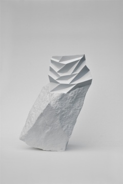 吴昊宇 《新石器NO.10》  24×23×42cm 瓷器、注浆成型 2014
