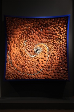 郅敏 《河图洛书-地象》 220x220x70cm 陶瓷、金属 2014-2016
郅敏 《河图洛书-地象》 220x220x70cm 陶瓷、金属 2014-2016
