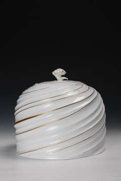 许润辉 《静观云端》 32×30×28cm 瓷、本金 2014
许润辉 《静观云端》 32×30×28cm 瓷、本金 2014