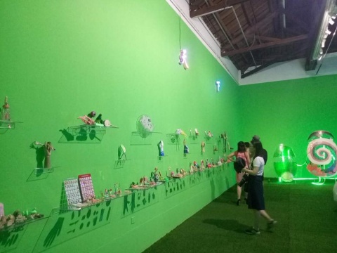在作品前驻足的观众
在作品前驻足的观众