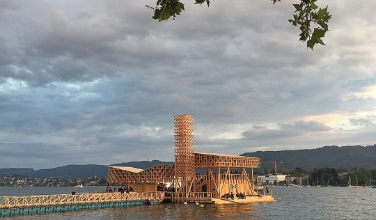 漂浮在苏黎世湖上的Pavilion of Reflections是本届双年展的核心建筑（© Manifesta 11）
