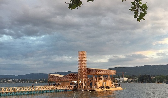 漂浮在苏黎世湖上的Pavilion of Reflections是本届双年展的核心建筑(© Manifesta 11)
漂浮在苏黎世湖上的Pavilion of Reflections是本届双年展的核心建筑(© Manifesta 11)