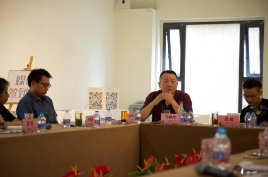 深圳雕塑院院长、批评家孙振华在座谈会上发言
深圳雕塑院院长、批评家孙振华在座谈会上发言