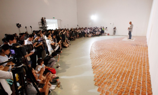 现场行为作品《长生果》和参观人群
现场行为作品《长生果》和参观人群