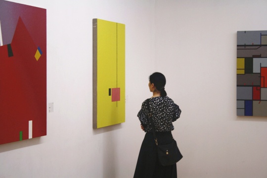 在作品前驻足的观众
在作品前驻足的观众