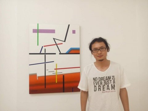 凌惠华在《哲学家系列之五》前
凌惠华在《哲学家系列之五》前