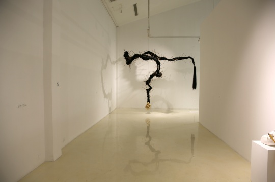 展览呈现了青年艺术家爱宋戈文近两年的装置及架上作品
