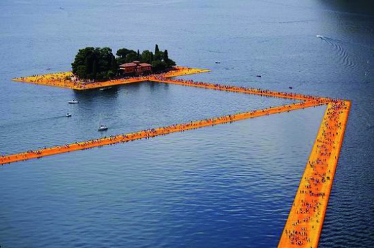 克里斯托《漂浮码头》的巨大游客数量吓到了当地政府。(©MARCO BERTORELLO/AFP/Getty Images)
克里斯托《漂浮码头》的巨大游客数量吓到了当地政府。(©MARCO BERTORELLO/AFP/Getty Images)