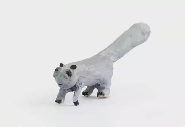 王宝珠《小松鼠》26.5×6×13cm 玻璃钢 2015
王宝珠《小松鼠》26.5×6×13cm 玻璃钢 2015