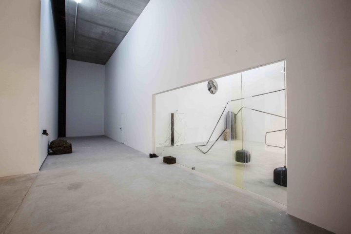 红砖美术馆正在展出的“杜尚奖”得主塔提亚娜·图薇个展“不在场者的光亮”展览中的作品《门厅》
