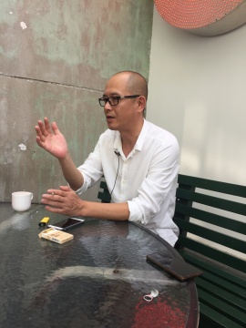 艺术家张慧在长征空间后院接受媒体采访
