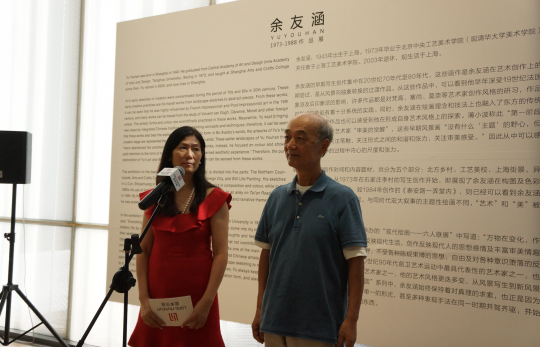 “余友涵1973-1988作品展”开幕现场,龙美术馆馆长王薇同艺术家余友涵(右) “余友涵1973-1988作品展”开幕现场,龙美术馆馆长王薇同艺术家余友涵(右)