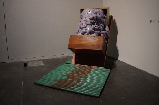 谭天《吐出来就好了No.4》132×195×110cm 发泡胶、箱子、木板、铁棍 2013 谭天《吐出来就好了No.4》132×195×110cm 发泡胶、箱子、木板、铁棍 2013