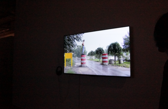 厉槟源在现场展出两件行为影像《跳远练习》（本片）及《自由耕种》
